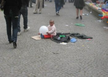 Shfrytëzonte fëmijët e mitur për të lypur, procedohet 37-vjeçarja