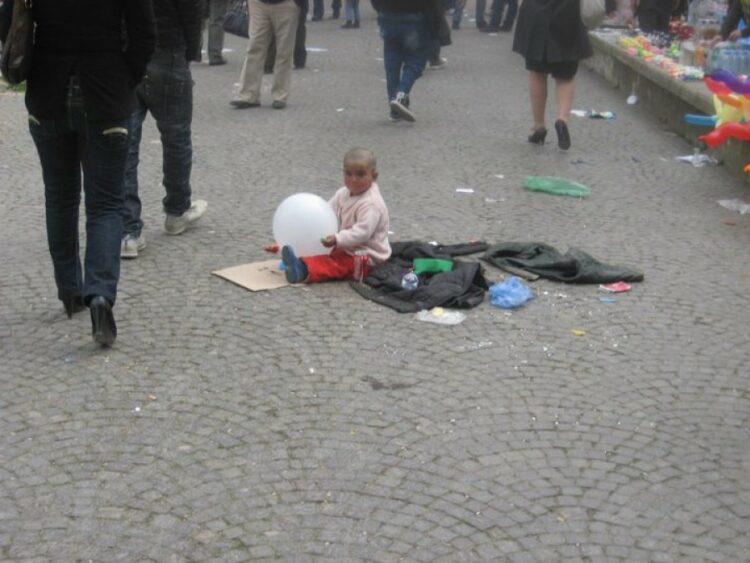 Shfrytëzonte fëmijët e mitur për të lypur, procedohet 37-vjeçarja