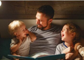 Baballarët ndihen më të lumtur me fëmijët e tyre sesa nënat