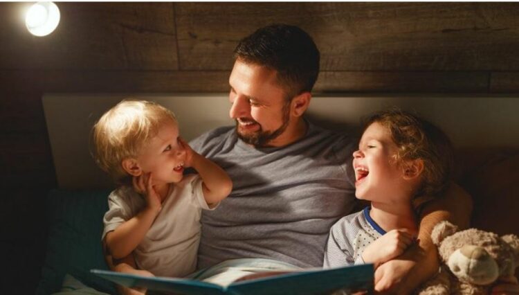 Baballarët ndihen më të lumtur me fëmijët e tyre sesa nënat