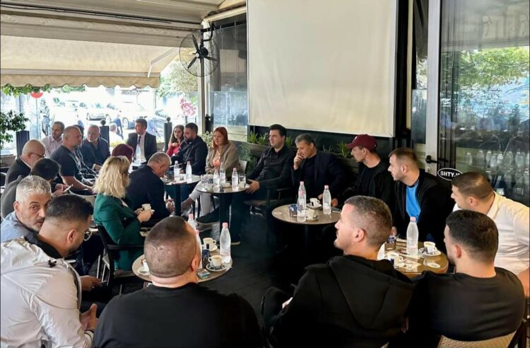 Basha e nis ditën me simpatizantët e lagjes ku u rrit