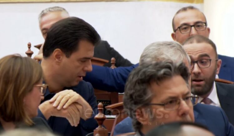 Korreshi për Bashën: Ditën të jep dorën, natën të zë pritë