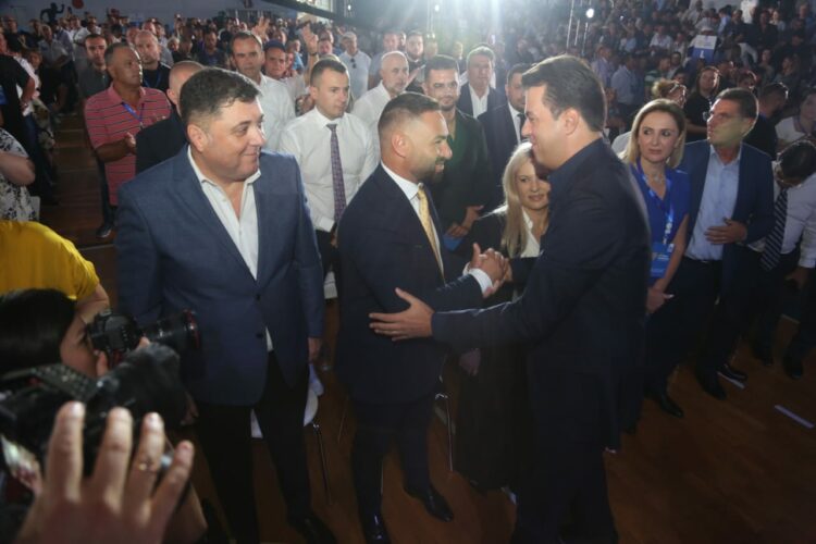 Kuvendi i PD-së së Bashës, ja deputetët e pranishëm (FOTO)