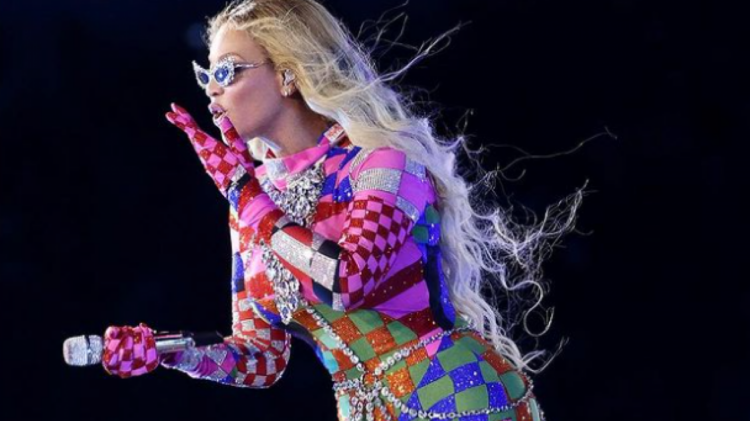 VIDEO/ Një fanse shtatzënë e Beyonce lind në mes të koncertit së saj