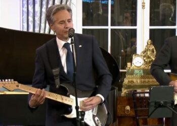 Blinken lë diplomacinë dhe ‘tund’ Departamentin e Shtetit me kitare