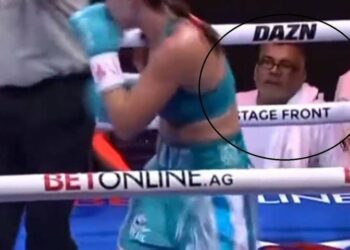 Tragjedi në boks, trajneri humb jetën duke ndjekur ndeshjen në ring (VIDEO)