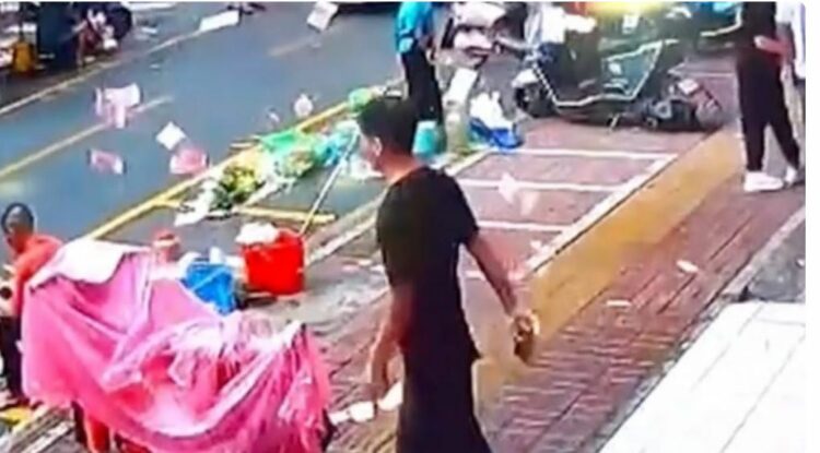 Burri në Kinë hedh mbi 2 000 USD në rrugë, ja arsyeja