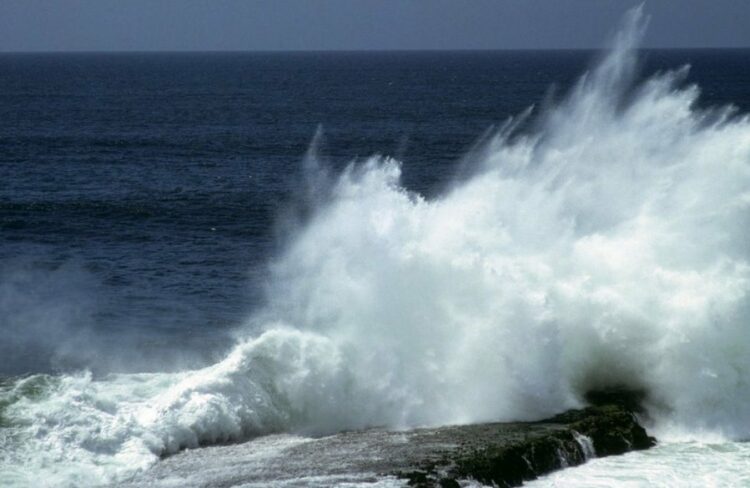 Pritet përkeqësim i motit, pezullohen për tre ditë lundrimet në Vlorë