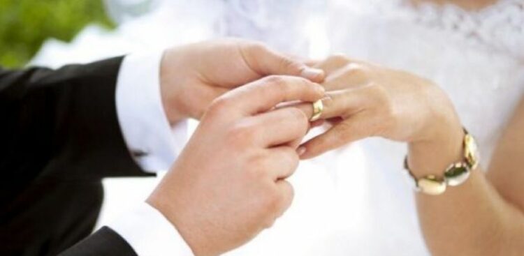 Dasma më e shkurtër, nusja ndahet nga burri tre minuta pasi martohen