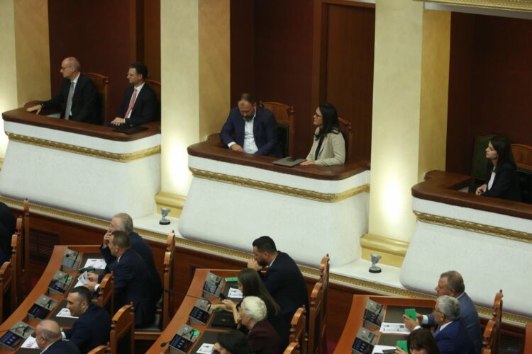 Ministrat e rinj të menduar në loxhë, Xhaçka e Kushi marrin përqafime (FOTO)