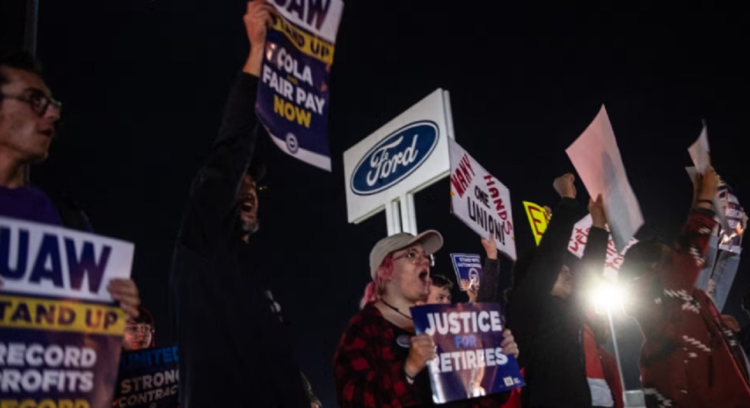 Fabrikat amerikane për prodhimin e makinave çohen në protesta