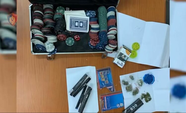 Shisnin drogë në lokal, arreston katër persona në Krumë