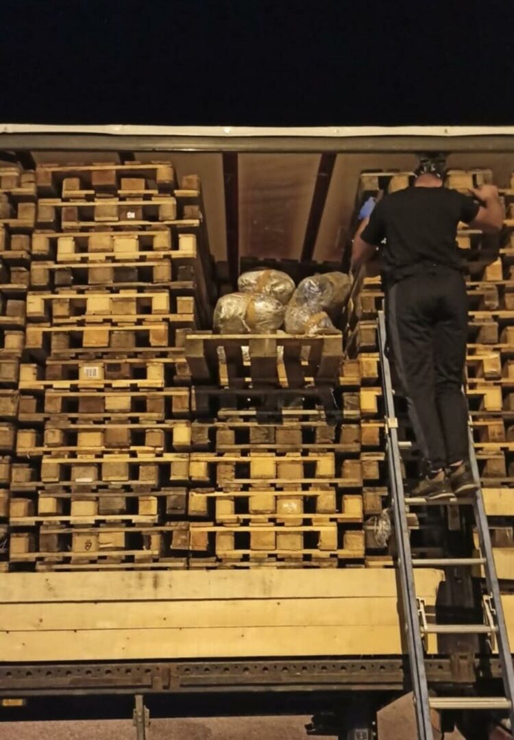 Si u zbuluan 497 kg kanabis në doganën e Malit të Zi