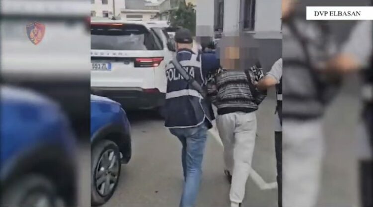 Me kallashnikov e municion në bagazhin e makinës, kapet 37-vjeçari