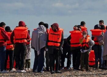 Britania gjueti ndaj shqiptarëve ilegalë nëpër bare e restorante