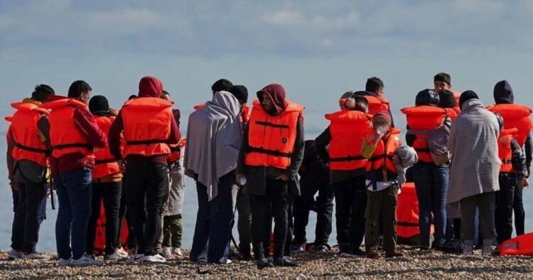 Britania gjueti ndaj shqiptarëve ilegalë nëpër bare e restorante