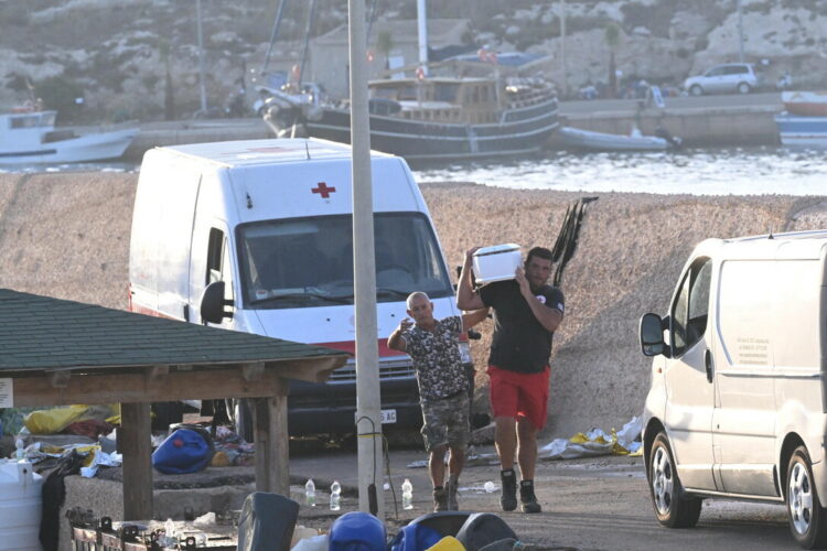 Pamje të trishta nga Lampedusa, vdes foshnja e porsalindur në varkë