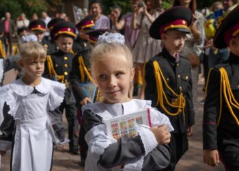 Fëmijët ukrainas rikthehen në shkolla ndërsa përballen me luftën
