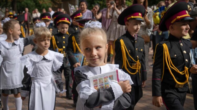 Fëmijët ukrainas rikthehen në shkolla ndërsa përballen me luftën
