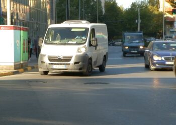 Orari/ Viti i ri shkollor, ndalohet qarkullimi i furgonëve të mallrave në Tiranë