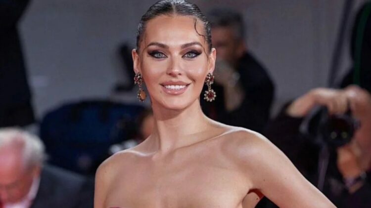 Gresa Hoti shkëlqen në tapetin e kuq të Festivalit në Venecia