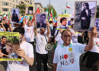 Një vit pas vdekjes së Mahsa Amini, arrestohet babai i saj. Shpërthejnë protestat