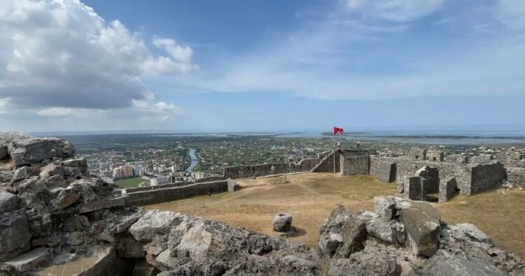 Dëmtohen muret e kalasë së Lezhës, dështon tenderi i restaurimit