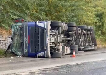Fier-Levan, përmbyset në rrugë kamioni i tonazhit të rëndë