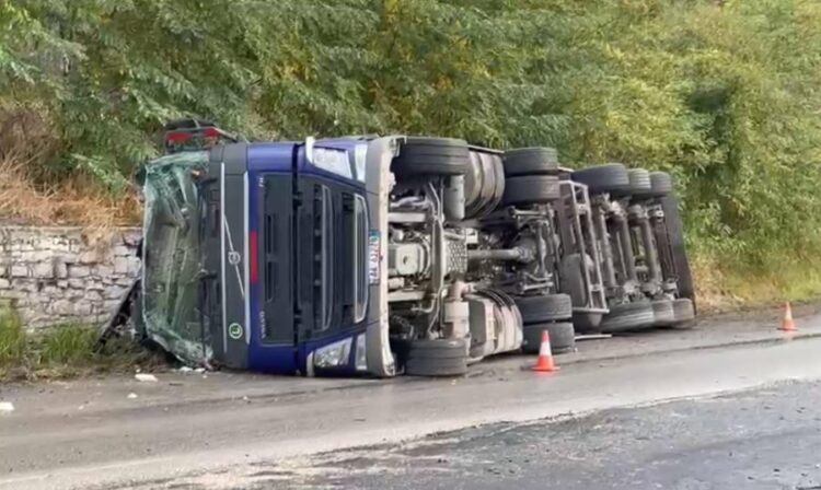 Fier-Levan, përmbyset në rrugë kamioni i tonazhit të rëndë