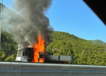 Kamioni merr flakë në Fier-Vlorë
