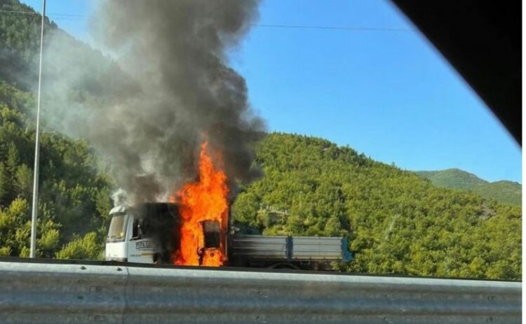 Kamioni merr flakë në Fier-Vlorë