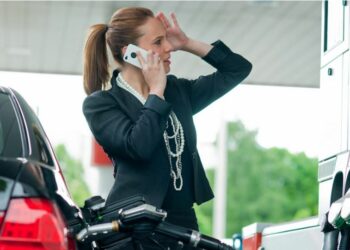 A është e rrezikshme të flasësh në telefon në një pikë karburanti?