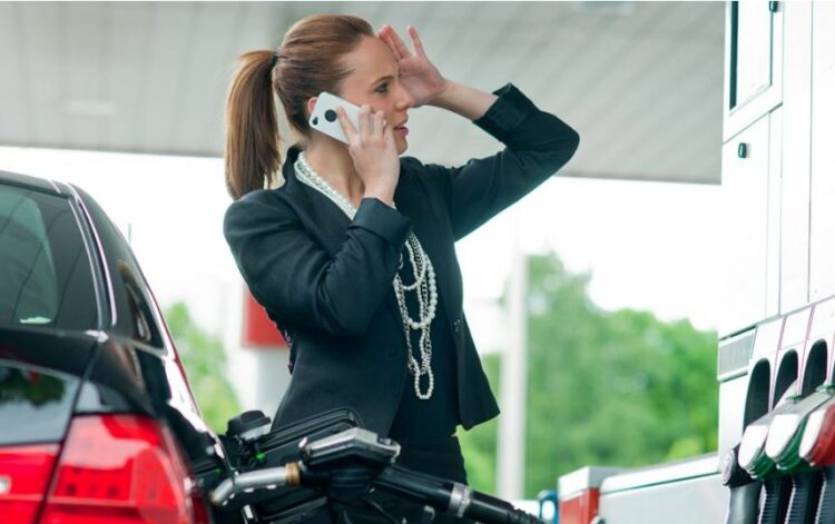A është e rrezikshme të flasësh në telefon në një pikë karburanti?