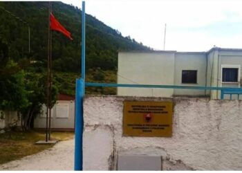 Delvina u mbush me klandestinë, shkarkohet shefi i komisariatit