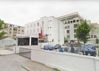 E pazakontë/ Policët gjejnë armë të fshehur brenda makinës së tyre