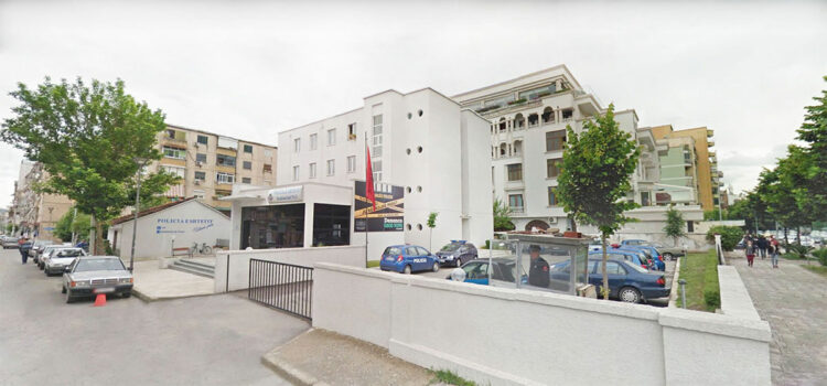 E pazakontë/ Policët gjejnë armë të fshehur brenda makinës së tyre