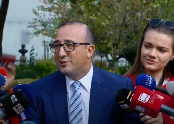 Korreshi shfaqet me bukë misri: Më tha plaka, çoja qeverisë…