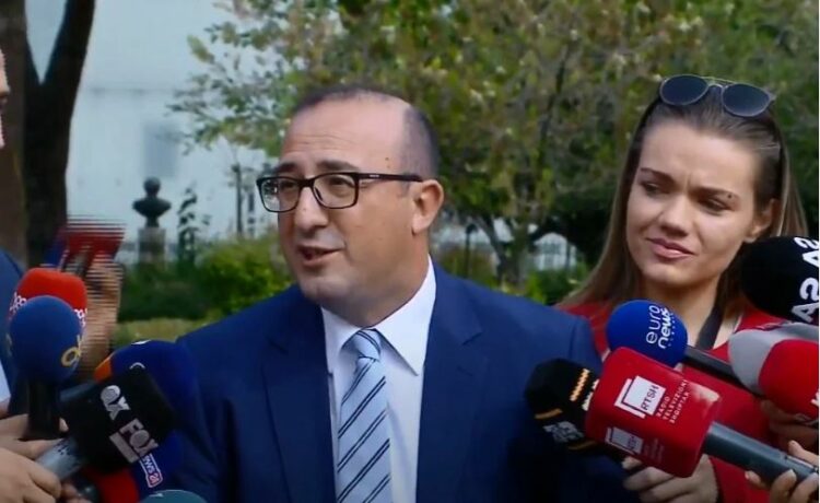 Korreshi shfaqet me bukë misri: Më tha plaka, çoja qeverisë…