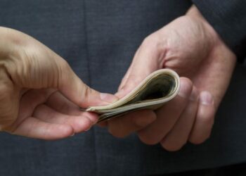 Mori 2000 euro për të punësuar infermierin, arrestohet 35-vjeçari