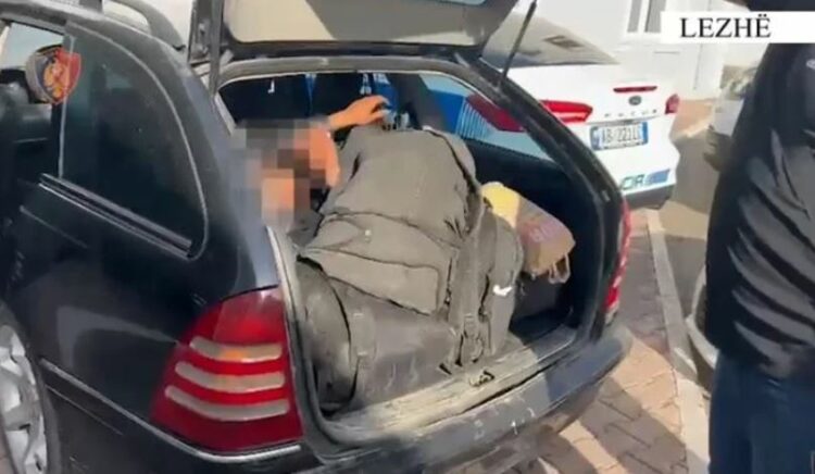 Emrat/ Arrestohen dy persona, transportonin emigrantë të paligjshëm