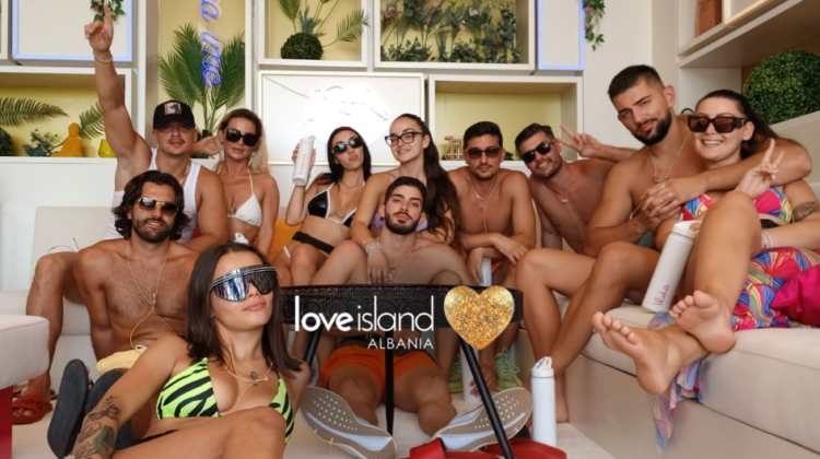 Çfarë po ndodh në “Love Island”, ja pse ishullorët janë me telefona