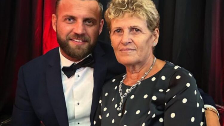 Nëna e Luizit braktis Shqipërinë, shikoni reagimin e këngëtarit…