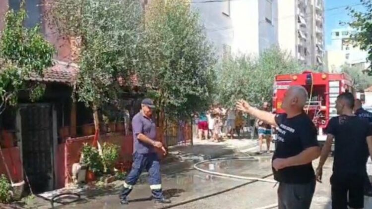 Harroi gjellën në zjarr, shkrumbohet banesa në një pallat të Lushnjës