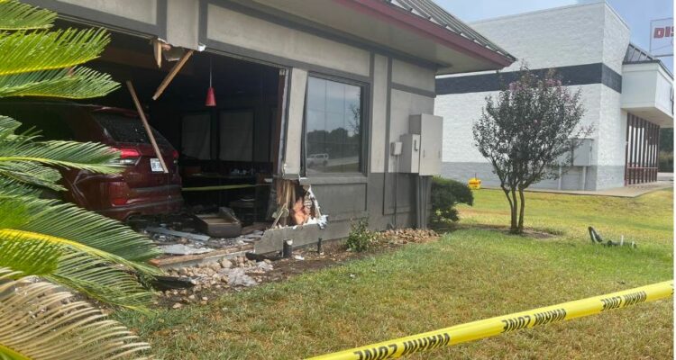 Makina hyn brenda në restorant, të paktën 23 të plagosur