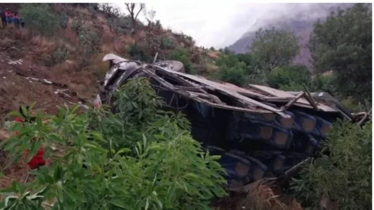 Autobusi rrëzohet në greminë, 24 të vdekur