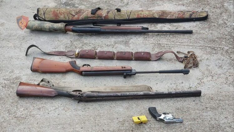 Dhunonte gruan dhe mbante armë në banesë, arrestohet 25-vjeçari