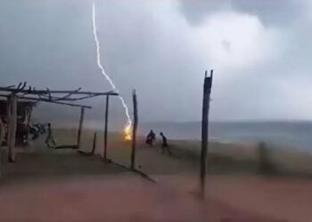 Momenti kur rrufeja godet për vdekje pushuesen 33-vjeçare