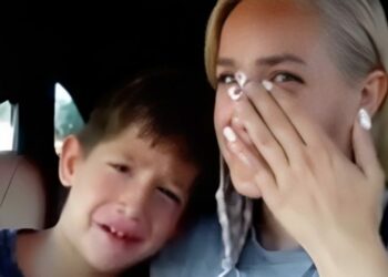 Nëna detyron djalin të qajë për disa ‘pëlqime’ në rrjetet sociale!