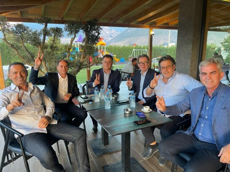 Deputetët e PD harrojnë përplasjet, bëhen bashkë për Kukësin