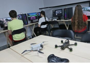Nxënësit ukrainas mësojnë si të fluturojnë dronet